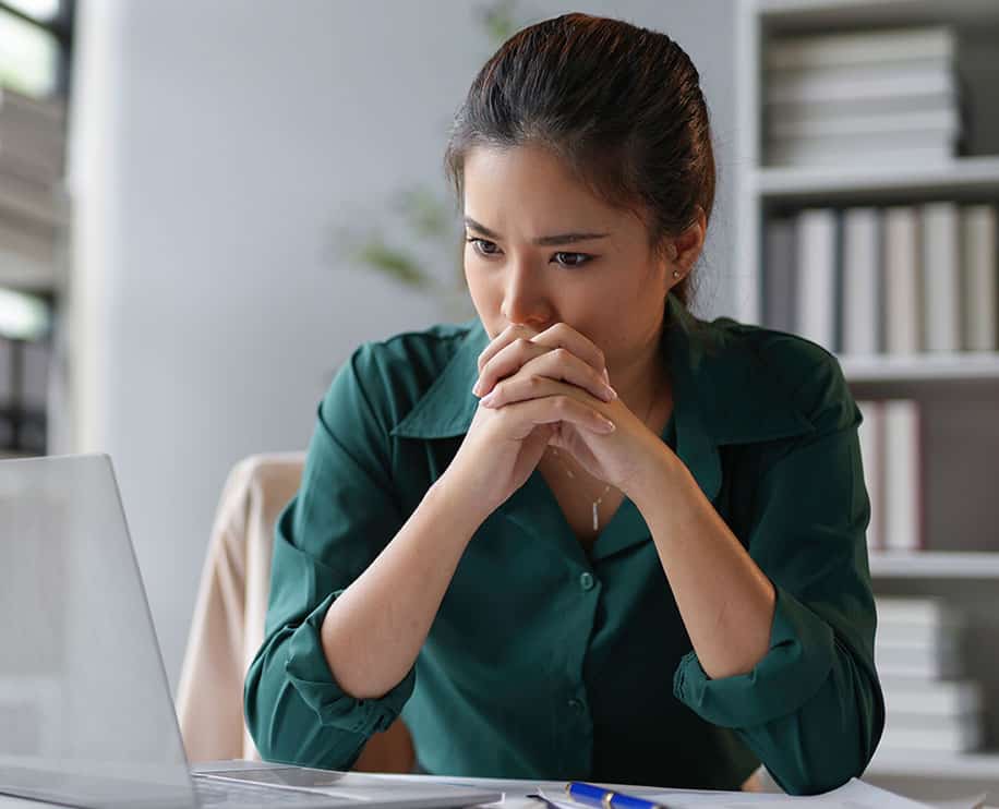woman-with-laptop